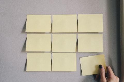 PostIts an der Wand.