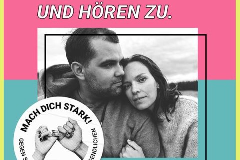 Frau lehnt sich an die Schulter eines Mannes