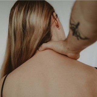 Eine Frau wird von hinten an den Nacken gepackt