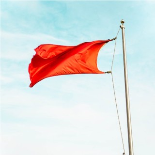 Red Flag-Rote Flagge weht im Wind.