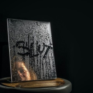 Auf einem nassen Spiegel steht "Slut"