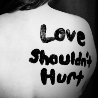 Love Shouldn't Hurt steht auf einem Rücken