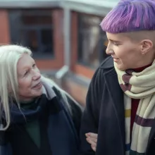 Alte Frau und junge Frau reden miteinander