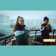 Zwei Mädchen stehen am Balkon