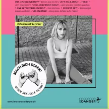 Titelbild Loverboy Magazin - junge Frau sitzt auf dem Bürgersteig und schaut in die Kamera