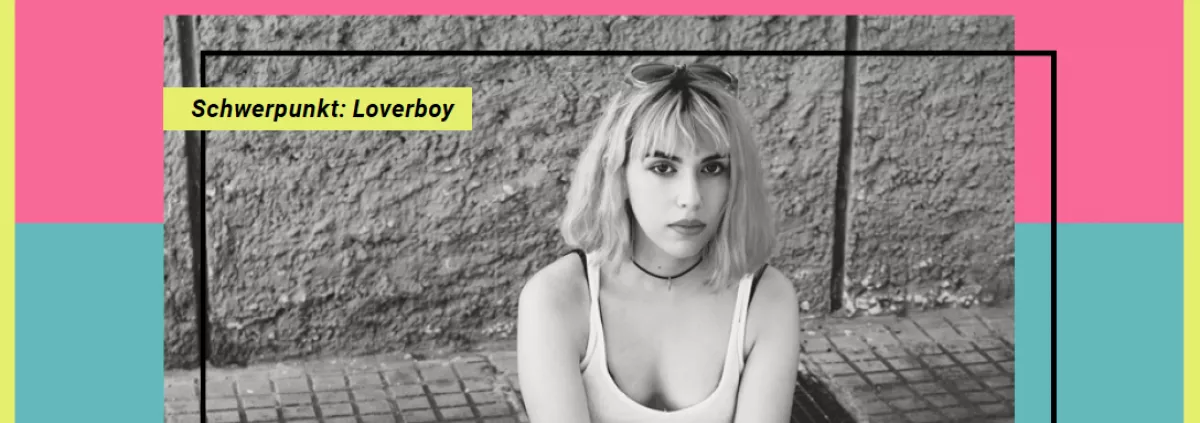 Titelbild Loverboy Magazin - junge Frau sitzt auf dem Bürgersteig und schaut in die Kamera